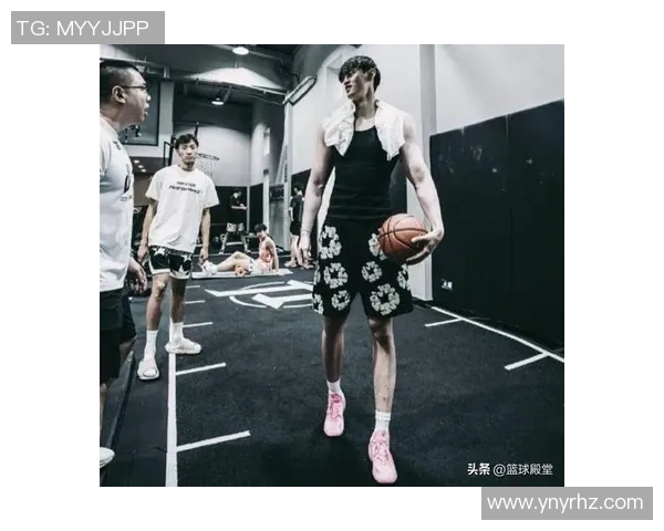 曾凡博重伤倒地裁判却只判普通犯规引发球迷质疑篮球规则公正性